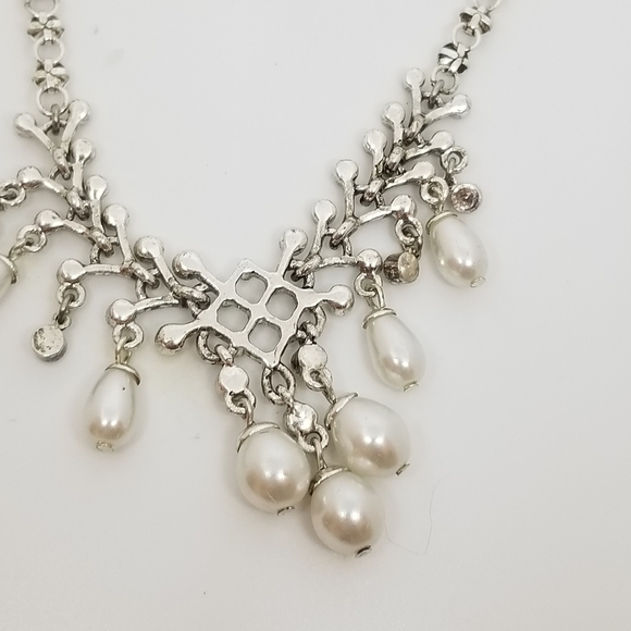 VINTAGE SILVERTONED NECKLACE WITH FAUX DROP PEARLS & GLASS RHINESTONE ACCENTS - Picture 10 of 11